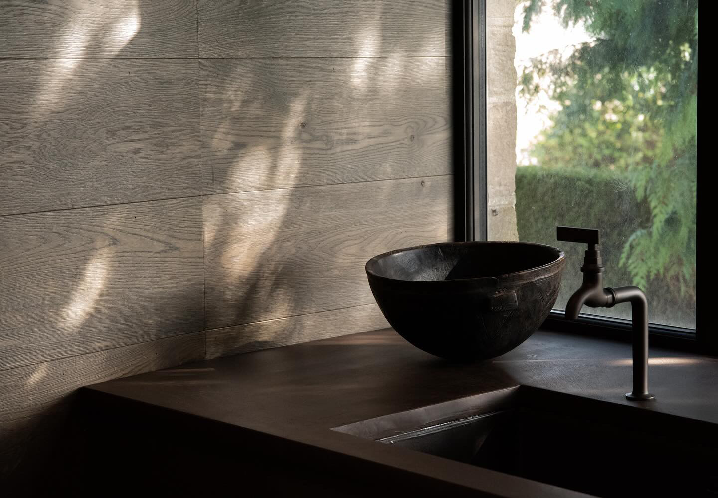 A standalone sink with singular bib tap