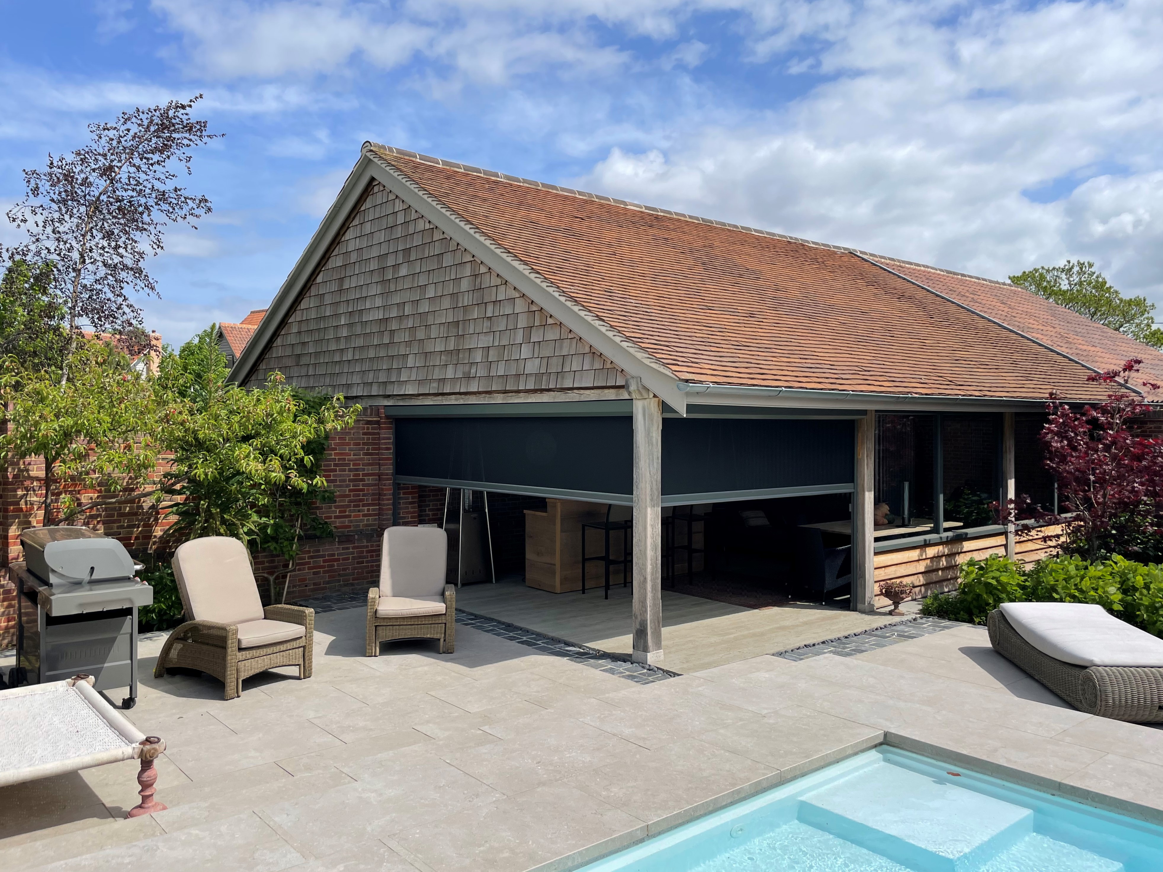 Poolside bar with automated screens