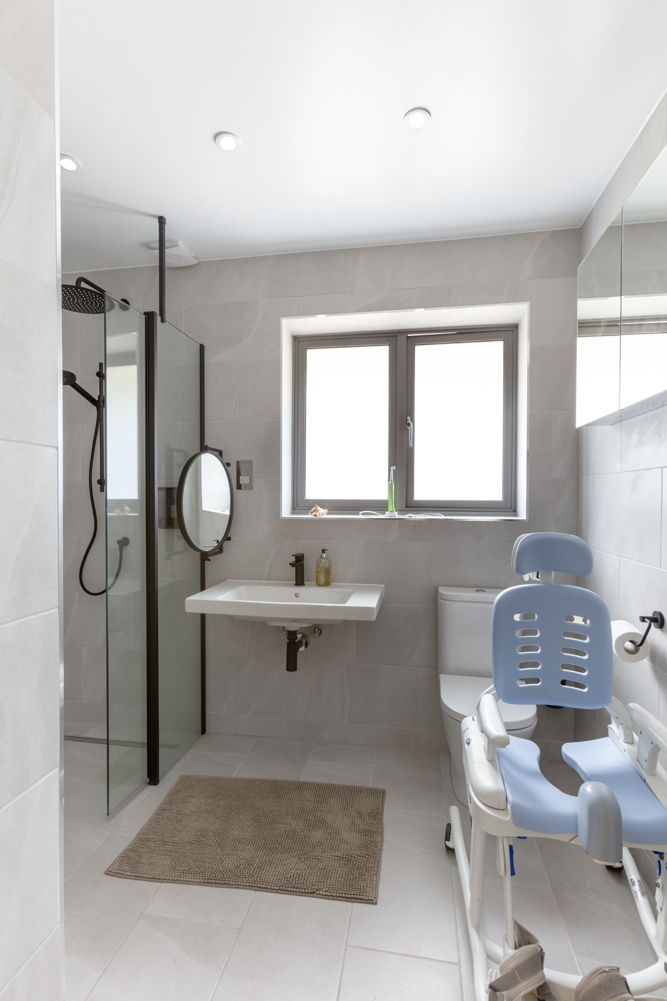 Wheelchair accessible child's en-suite with removable grabrail