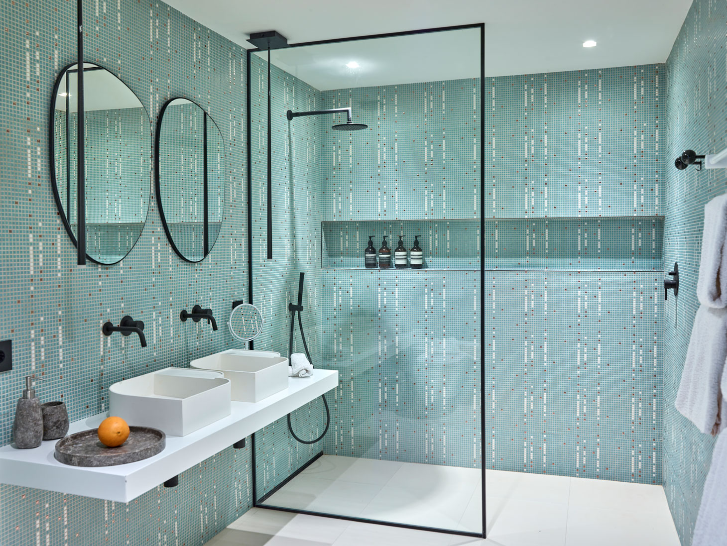 Fresh, beachy double wetroom