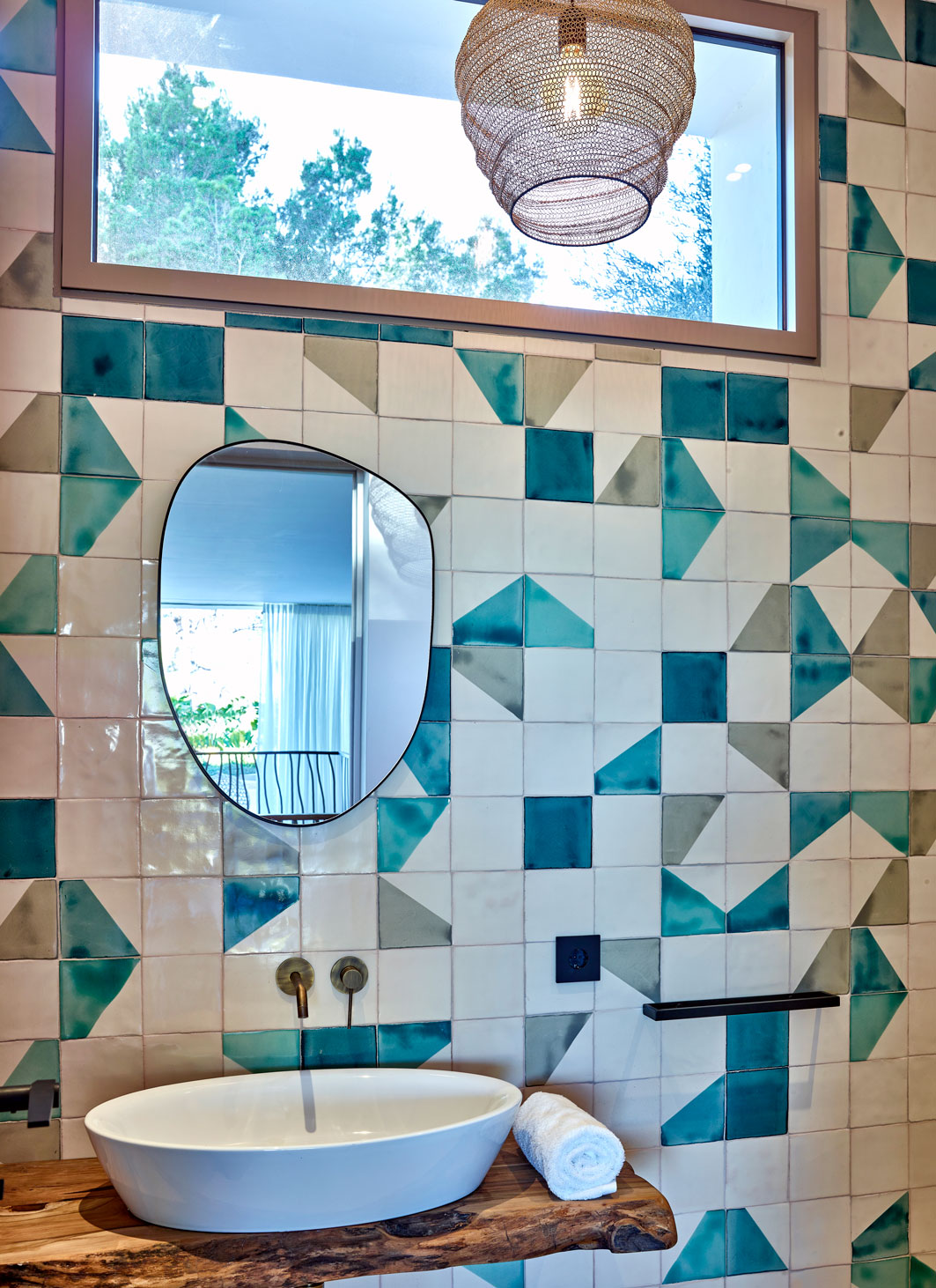 Guest toilet with handpainted tiles  and connection to the outside