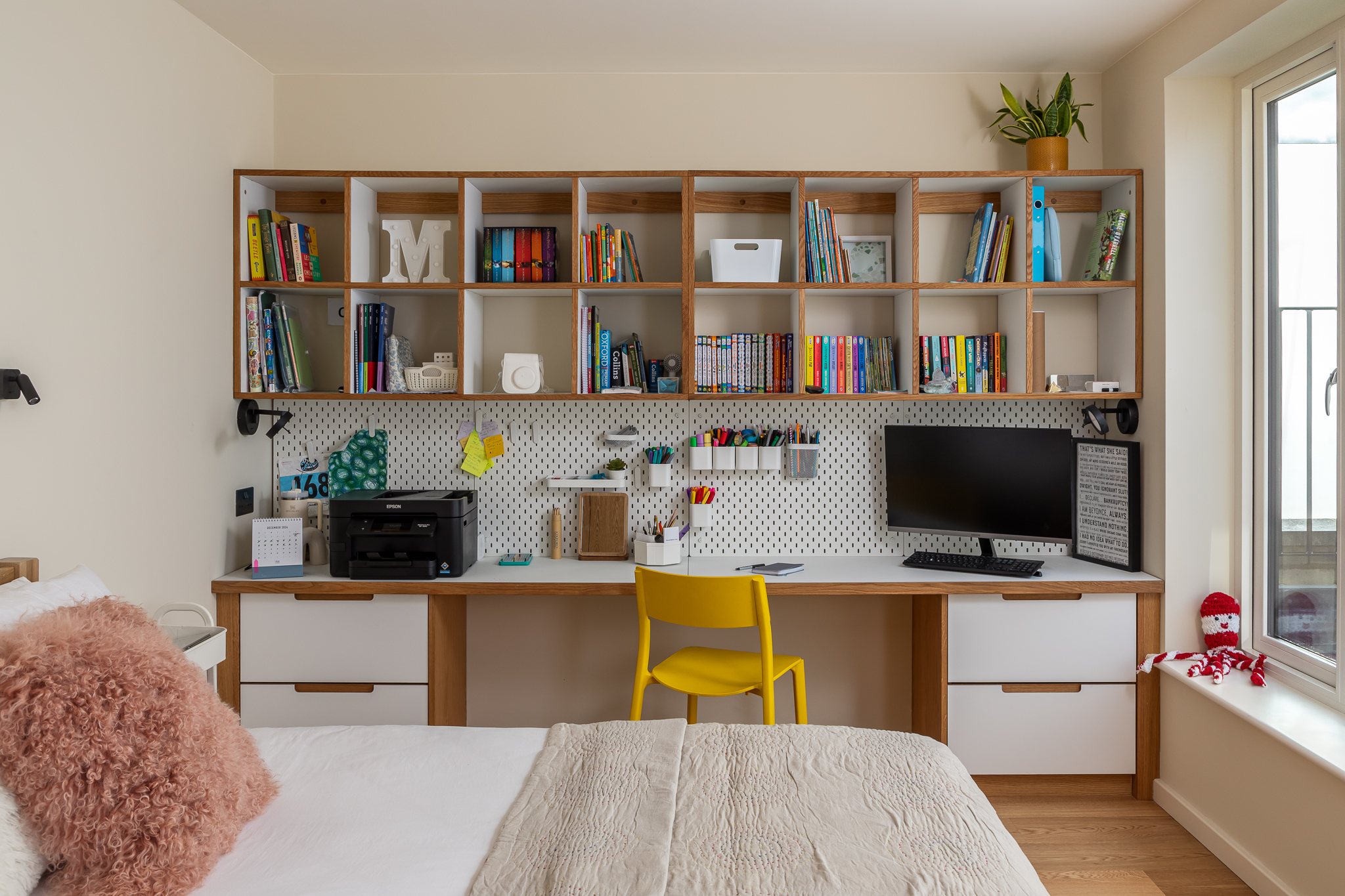 Teenagers bedroom with bespoke desk, shelving and board