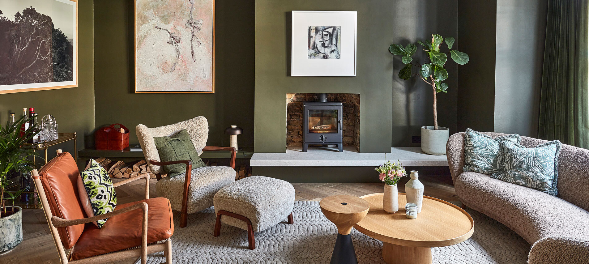 Living room with fireplace 