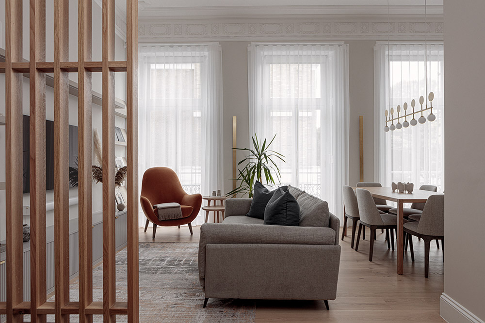 Modern and Scandinavian-inspired living room accents seamlessly blend with timeless architectural features.